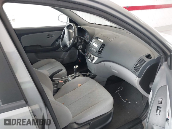 2010 Hyundai Elantra GLS z VIN KMHDU4AD7AU112279, wystawiony jako IAAI lot #42493013 z przebiegiem 99 120 mil mil oraz . Historia ofert i sprzedaży dostępna na DreamBid. Obrazek 5.