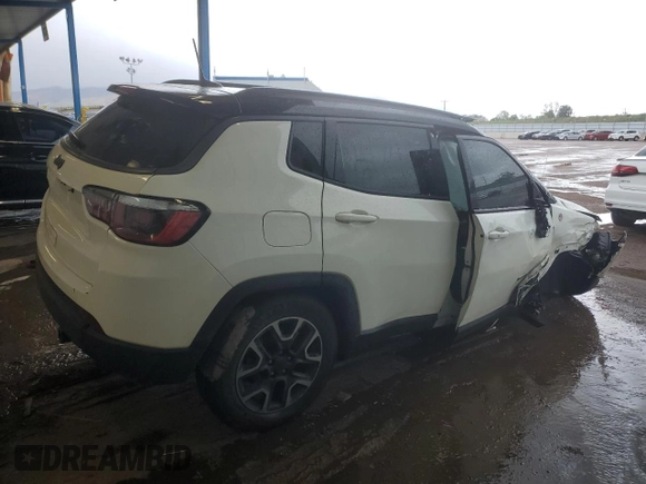 2019 Jeep Compass Trailhawk z VIN 3C4NJDDB3KT671061, wystawiony jako Copart lot #57349315 z przebiegiem Nie podano mil oraz Szkoda całkowita • Salvage title. Historia ofert i sprzedaży dostępna na DreamBid. Obrazek 3.