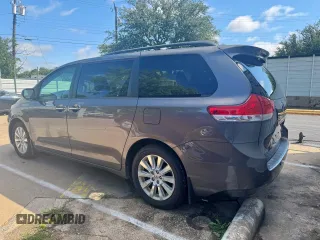 2013 Toyota Sienna XLE z VIN 5TDDK3DC1DS092365, wystawiony jako Copart lot #58743665 z przebiegiem 252 937 mil mil oraz Czysty tytuł • Clean title. Historia ofert i sprzedaży dostępna na DreamBid. Obrazek 3.