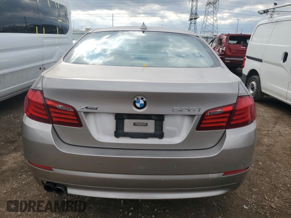 2013 BMW 5 Series 528i xDrive z VIN WBAXH5C51DD110966, wystawiony jako Copart lot #53949115 z przebiegiem 128 708 mil mil oraz Szkody całkowita. Historia ofert i sprzedaży dostępna na DreamBid. Obrazek 6.
