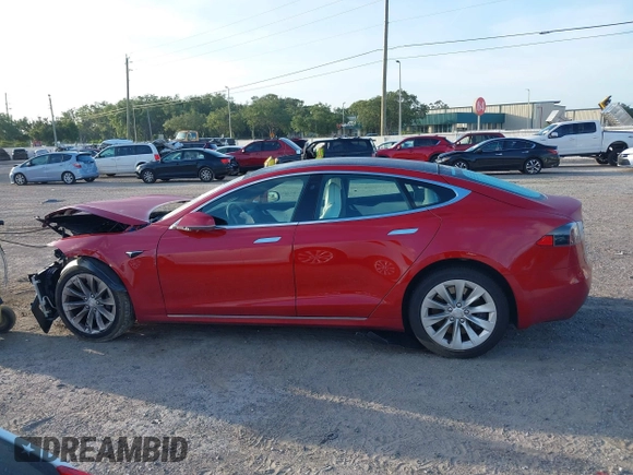 2018 Tesla Model S 75D z VIN 5YJSA1E20JF277384, wystawiony jako IAAI lot #42680941 z przebiegiem 50 464 mil mil oraz . Historia ofert i sprzedaży dostępna na DreamBid. Obrazek 15.