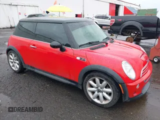 2003 MINI Hardtop S z VIN WMWRE334X3TD65457, wystawiony jako IAAI lot #41843075 z przebiegiem 80 058 mil mil oraz . Historia ofert i sprzedaży dostępna na DreamBid. Obrazek 1.