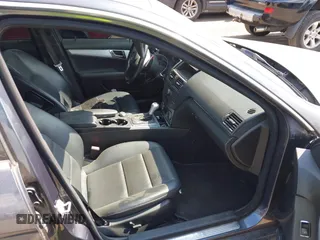 2008 Mercedes-Benz C 300 Sport z VIN WDDGF81XX8F048417, wystawiony jako IAAI lot #42797168 z przebiegiem 165 374 mil mil oraz . Historia ofert i sprzedaży dostępna na DreamBid. Obrazek 5.