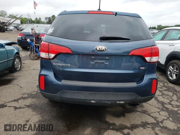 2014 Kia Sorento LX z VIN 5XYKT3A61EG477686, wystawiony jako Copart lot #61287665 z przebiegiem 102 851 mil mil oraz Czysty tytuł • Clean title. Historia ofert i sprzedaży dostępna na DreamBid. Obrazek 6.