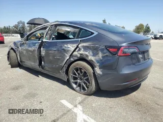2020 Tesla Model 3 Standard Range Plus z VIN 5YJ3E1EA5LF644296, wystawiony jako Copart lot #56953645 z przebiegiem 89 356 mil mil oraz Szkoda całkowita • Salvage title. Historia ofert i sprzedaży dostępna na DreamBid. Obrazek 2.