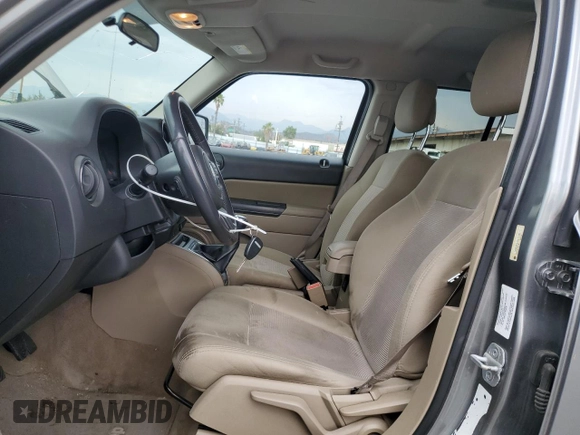 2013 Jeep Patriot Latitude z VIN 1C4NJRFB1DD101742, wystawiony jako Copart lot #59486385 z przebiegiem 92 001 mil mil oraz Czysty tytuł • Clean title. Historia ofert i sprzedaży dostępna na DreamBid. Obrazek 7.