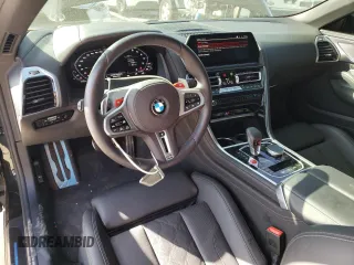 2022 BMW M8 Competition z VIN WBSDZ0C01NCJ91249, wystawiony jako Copart lot #49842513 z przebiegiem 6 187 mil mil oraz . Historia ofert i sprzedaży dostępna na DreamBid. Obrazek 8.