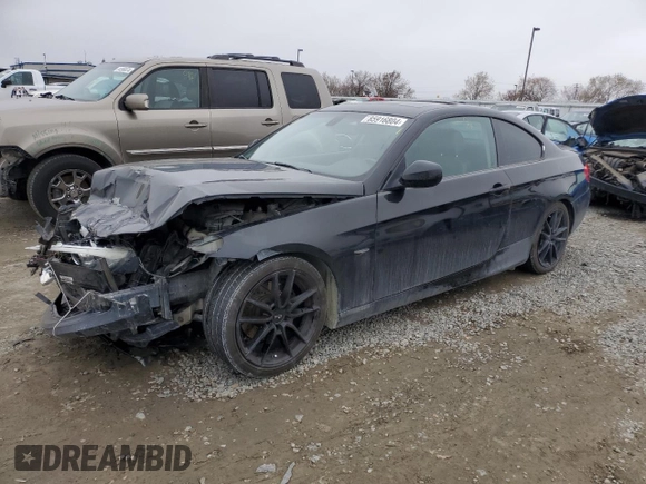 2013 BMW 3 Series 328i z VIN WBAKE5C58DJ106949, wystawiony jako Copart lot #85916804 z przebiegiem 115 016 mil mil oraz Szkoda całkowita • Salvage title. Historia ofert i sprzedaży dostępna na DreamBid. Obrazek 1.
