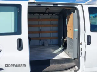 2017 GMC Savana Cargo z VIN 1GTW7AFF8H1911075, wystawiony jako IAAI lot #41038863 z przebiegiem 93 959 mil mil oraz . Historia ofert i sprzedaży dostępna na DreamBid. Obrazek 8.