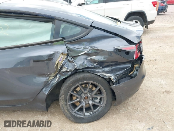 2022 Tesla Model 3 Long Range z VIN 5YJ3E1EB6NF260118, wystawiony jako IAAI lot #42139962 z przebiegiem 52 566 mil mil oraz . Historia ofert i sprzedaży dostępna na DreamBid. Obrazek 12.