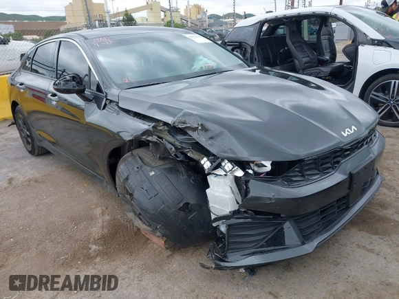 2025 Kia K5 LXS z VIN KNAG24J77S5316431, wystawiony jako IAAI lot #42072969 z przebiegiem 14 413 mil mil oraz . Historia ofert i sprzedaży dostępna na DreamBid. Obrazek 1.
