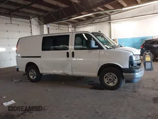 2021 GMC Savana Cargo z VIN 1GTW7AFP2M1189251, wystawiony jako IAAI lot #41644932 z przebiegiem 82 321 mil mil oraz . Historia ofert i sprzedaży dostępna na DreamBid. Obrazek 13.
