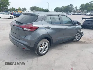 2022 Nissan Kicks S z VIN 3N1CP5BV3NL517739, wystawiony jako IAAI lot #42181025 z przebiegiem 26 087 mil mil oraz . Historia ofert i sprzedaży dostępna na DreamBid. Obrazek 4.