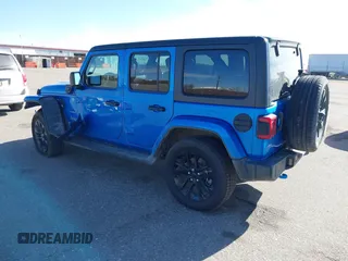 2023 Jeep Wrangler Sahara z VIN 1C4JJXP60PW513969, wystawiony jako IAAI lot #41766631 z przebiegiem 34 819 mil mil oraz . Historia ofert i sprzedaży dostępna na DreamBid. Obrazek 3.