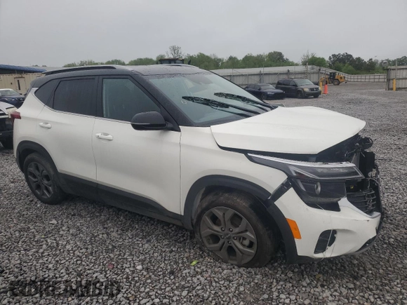 2024 Kia Seltos S z VIN KNDEU2AA4R7591046, wystawiony jako Copart lot #51934525 z przebiegiem 8 362 mil mil oraz Szkoda całkowita • Salvage title. Historia ofert i sprzedaży dostępna na DreamBid. Obrazek 4.