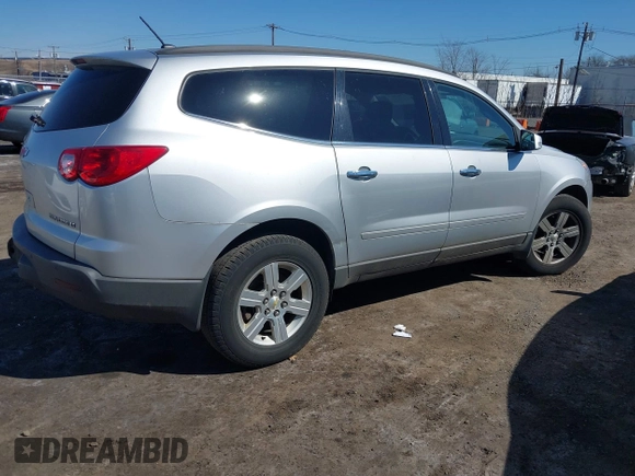 2012 Chevrolet Traverse 1LT z VIN 1GNKVGED3CJ230085, wystawiony jako IAAI lot #41752517 z przebiegiem 166 330 mil mil oraz . Historia ofert i sprzedaży dostępna na DreamBid. Obrazek 4.