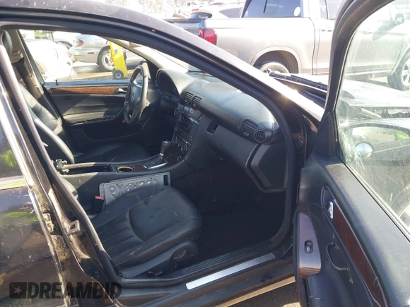 2005 Mercedes-Benz C 240 z VIN WDBRH61J65F602981, wystawiony jako IAAI lot #41388351 z przebiegiem 207 632 mil mil oraz . Historia ofert i sprzedaży dostępna na DreamBid. Obrazek 5.