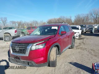 2024 Nissan Pathfinder Platinum z VIN 5N1DR3DJ1RC205331, wystawiony jako IAAI lot #41460658 z przebiegiem 22 980 mil mil oraz . Historia ofert i sprzedaży dostępna na DreamBid. Obrazek 2.