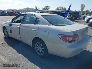 2004 Lexus ES 330 with VIN JTHBA30G240010487, listed as a IAAI auction lot 41627116 with 148,748 mi miles. Bid and sale history available at carsss.com. Image 3.