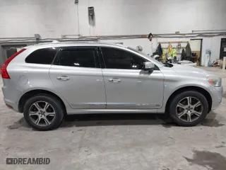 2015 Volvo XC60 T6 Platinum with VIN YV4902RM8F2651797, listed as a IAAI auction lot 41567952 with 230,868 mi miles. Bid and sale history available at carsss.com. Image 13.