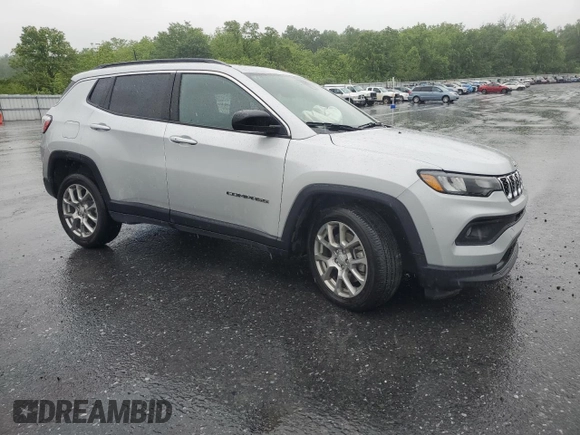 2024 Jeep Compass Latitude Lux z VIN 3C4NJDFN4RT134099, wystawiony jako Copart lot #58906095 z przebiegiem 4 257 mil mil oraz Szkoda całkowita • Salvage title. Historia ofert i sprzedaży dostępna na DreamBid. Obrazek 4.