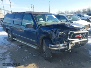 1998 GMC Suburban with VIN 1GKFK16R7WJ700525, listed as a IAAI auction lot 41305248 with 205,300 mi miles. Bid and sale history available at carsss.com. Image 1.