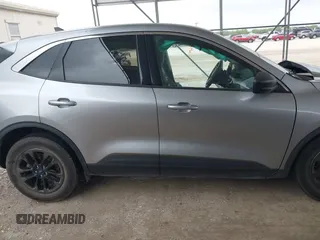 2022 Ford Escape SE z VIN 1FMCU0G62NUA25554, wystawiony jako IAAI lot #41900612 z przebiegiem 63 581 mil mil oraz . Historia ofert i sprzedaży dostępna na DreamBid. Obrazek 14.