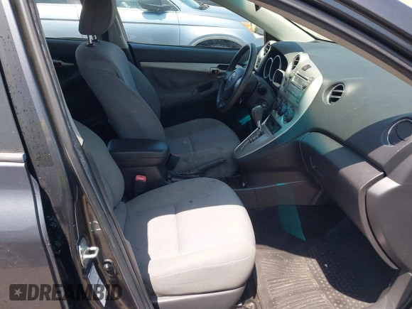 2009 Toyota Matrix S z VIN 2T1LE40E99C010143, wystawiony jako IAAI lot #42298942 z przebiegiem 183 300 mil mil oraz . Historia ofert i sprzedaży dostępna na DreamBid. Obrazek 5.