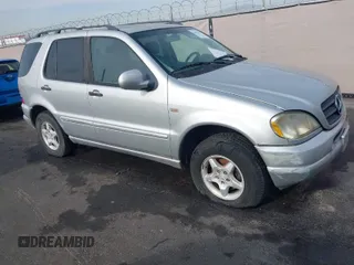 2000 Mercedes-Benz M-Class with VIN 4JGAB54E3YA160036, listed as a IAAI auction lot 41975809 with 170,925 mi miles. Bid and sale history available at carsss.com. Image 1.