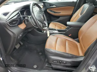 2021 Buick Encore GX Essence z VIN KL4MMGSL6MB154142, wystawiony jako Copart lot #54700345 z przebiegiem 86 638 mil mil oraz Czysty tytuł • Clean title. Historia ofert i sprzedaży dostępna na DreamBid. Obrazek 7.
