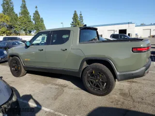 2022 Rivian R1T Launch Edition with VIN 7FCTGAAL3NN003101, listed as a Copart auction lot 85602634 with 17,189 mi miles and Salvage Title. Bid and sale history available at carsss.com. Image 2.
