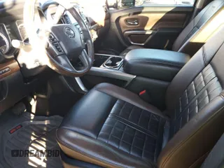 2016 Nissan Titan Platinum Reserve z VIN 1N6BA1F47GN502505, wystawiony jako IAAI lot #42520972 z przebiegiem 104 949 mil mil oraz . Historia ofert i sprzedaży dostępna na DreamBid. Obrazek 6.