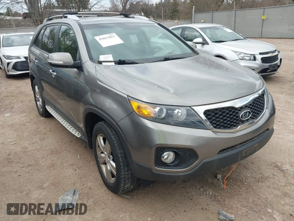 2013 Kia Sorento EX z VIN 5XYKUDA61DG321679, wystawiony jako IAAI lot #42013051 z przebiegiem Nie podano mil oraz . Historia ofert i sprzedaży dostępna na DreamBid. Obrazek 1.