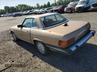 1987 Mercedes-Benz 560 SL z VIN WDBBA48D6HA060485, wystawiony jako Copart lot #57867585 z przebiegiem 120 808 mil mil oraz Tytuł czysty. Historia ofert i sprzedaży dostępna na DreamBid. Obrazek 2.