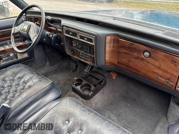 1988 Cadillac Brougham z VIN 1G6DW51Y1J9710932, wystawiony jako Copart lot #82010974 z przebiegiem 72 122 mil mil oraz Czysty tytuł • Clean title. Historia ofert i sprzedaży dostępna na DreamBid. Obrazek 5.