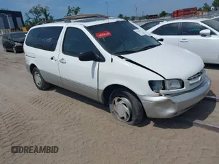 2000 Toyota Sienna LE with VIN 4T3ZF13C8YU206353, listed as a IAAI auction lot 41643889 with 178,879 mi miles. Bid and sale history available at carsss.com. Image 1.