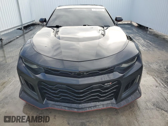 2018 Chevrolet Camaro ZL1 z VIN 1G1FK1R66J0136757, wystawiony jako Copart lot #71070224 z przebiegiem 7760 mil mil oraz Tytuł czysty. Historia ofert i sprzedaży dostępna na DreamBid. Obrazek 5.