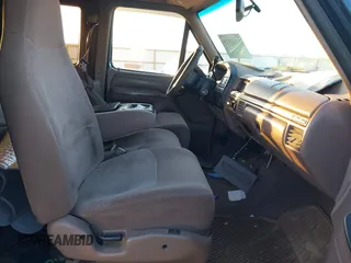 1995 Ford F-150 z VIN 1FTEX14H7SKA83280, wystawiony jako IAAI lot #41443410 z przebiegiem 334 830 mil mil oraz . Historia ofert i sprzedaży dostępna na DreamBid. Obrazek 5.