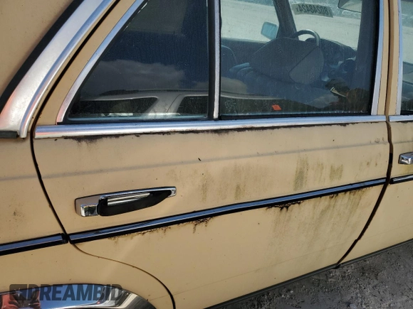 1982 Mercedes-Benz 300 D z VIN WDBAB33A7CB008365, wystawiony jako Copart lot #80248424 z przebiegiem 234 488 mil mil oraz Czysty tytuł • Clean title. Historia ofert i sprzedaży dostępna na DreamBid. Obrazek 10.