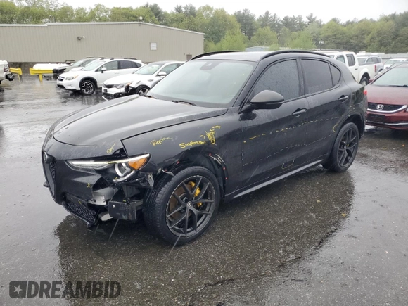 2020 Alfa Romeo Stelvio Ti z VIN ZASPAKBN9L7C94128, wystawiony jako Copart lot #56129775 z przebiegiem 54 042 mil mil oraz Szkody całkowita. Historia ofert i sprzedaży dostępna na DreamBid. Obrazek 1.