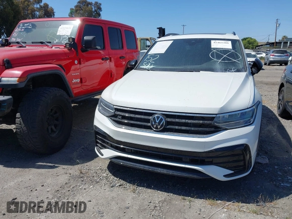 2024 Volkswagen Tiguan SE R-Line Black with VIN 3VVCB7AX1RM064314, listed as a IAAI auction lot 41465386 with 7,626 mi miles and . Bid and sale history available at DreamBid. Image 13.