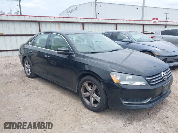 2014 Volkswagen Passat S z VIN 1VWAT7A30EC053992, wystawiony jako IAAI lot #42276297 z przebiegiem 161 958 mil mil oraz . Historia ofert i sprzedaży dostępna na DreamBid. Obrazek 1.