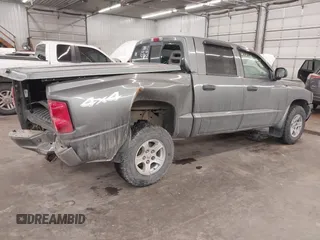 2007 Dodge Dakota SLT z VIN 1D7HW48J17S138642, wystawiony jako IAAI lot #41419794 z przebiegiem 79 350 mil mil oraz . Historia ofert i sprzedaży dostępna na DreamBid. Obrazek 4.