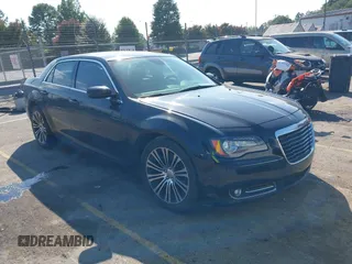 2014 Chrysler 300 S z VIN 2C3CCABT7EH180960, wystawiony jako IAAI lot #38901474 z przebiegiem 141 716 mil mil oraz . Historia ofert i sprzedaży dostępna na DreamBid. Obrazek 1.