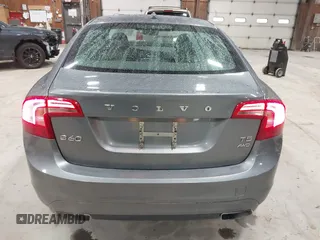 2016 Volvo S60 T5 Premier z VIN YV1612TK0G2410743, wystawiony jako IAAI lot #41717318 z przebiegiem 87 087 mil mil oraz . Historia ofert i sprzedaży dostępna na DreamBid. Obrazek 16.