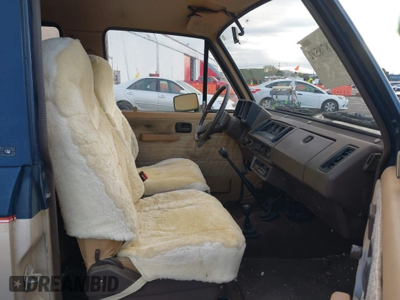 1986 Isuzu Trooper z VIN JACCH55L1G7801560, wystawiony jako IAAI lot #41878592 z przebiegiem 139 020 mil mil oraz . Historia ofert i sprzedaży dostępna na DreamBid. Obrazek 5.