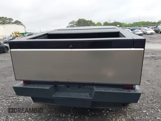 2024 Tesla Cybertruck z VIN 7G2CEHED7RA041694, wystawiony jako IAAI lot #41960418 z przebiegiem 1 177 mil mil oraz . Historia ofert i sprzedaży dostępna na DreamBid. Obrazek 15.