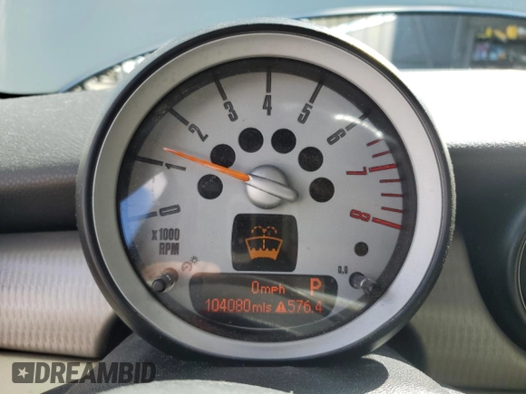 2010 MINI Hardtop z VIN WMWMF3C53ATZ63755, wystawiony jako Copart lot #49038975 z przebiegiem 104 080 mil mil oraz Szkody całkowita. Historia ofert i sprzedaży dostępna na DreamBid. Obrazek 9.