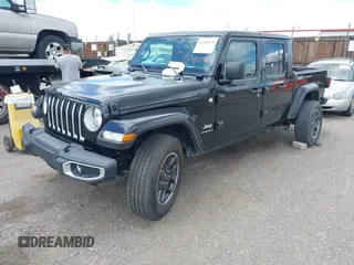 2023 Jeep Gladiator High Altitude z VIN 1C6HJTFG5PL552826, wystawiony jako IAAI lot #42288319 z przebiegiem 55 165 mil mil oraz . Historia ofert i sprzedaży dostępna na DreamBid. Obrazek 2.