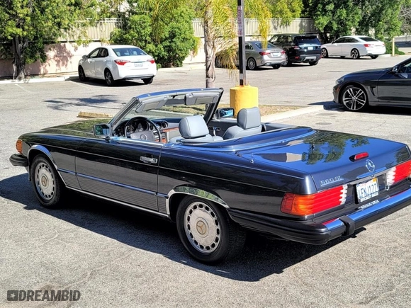 1988 Mercedes-Benz 560 Series 560SL with VIN WDBBA48D1JA077345, listed as a Copart auction lot 79681234 with 87,690 mi miles and Clean Title. Bid and sale history available at carsss.com. Image 3.